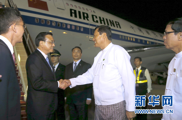 這是李克強在機場受到緬甸政府高級官員熱情迎接。新華社記者鞠鵬攝