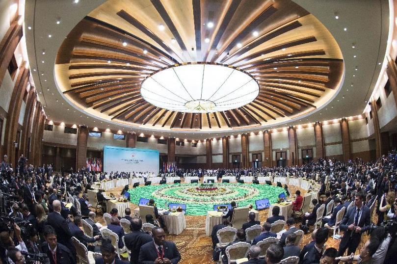  11月13日，中國國務(wù)院總理李克強(qiáng)在緬甸內(nèi)比都出席第九屆東亞峰會。 新華社記者 王曄 攝