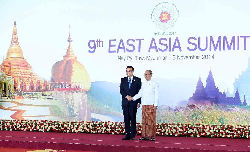 11月13日，中國(guó)國(guó)務(wù)院總理李克強(qiáng)在內(nèi)比都出席第九屆東亞峰會(huì)并發(fā)言。這是峰會(huì)開始前，東盟輪值主席國(guó)緬甸聯(lián)邦共和國(guó)總統(tǒng)吳登盛迎接李克強(qiáng)總理。新華社記者 李濤 攝 