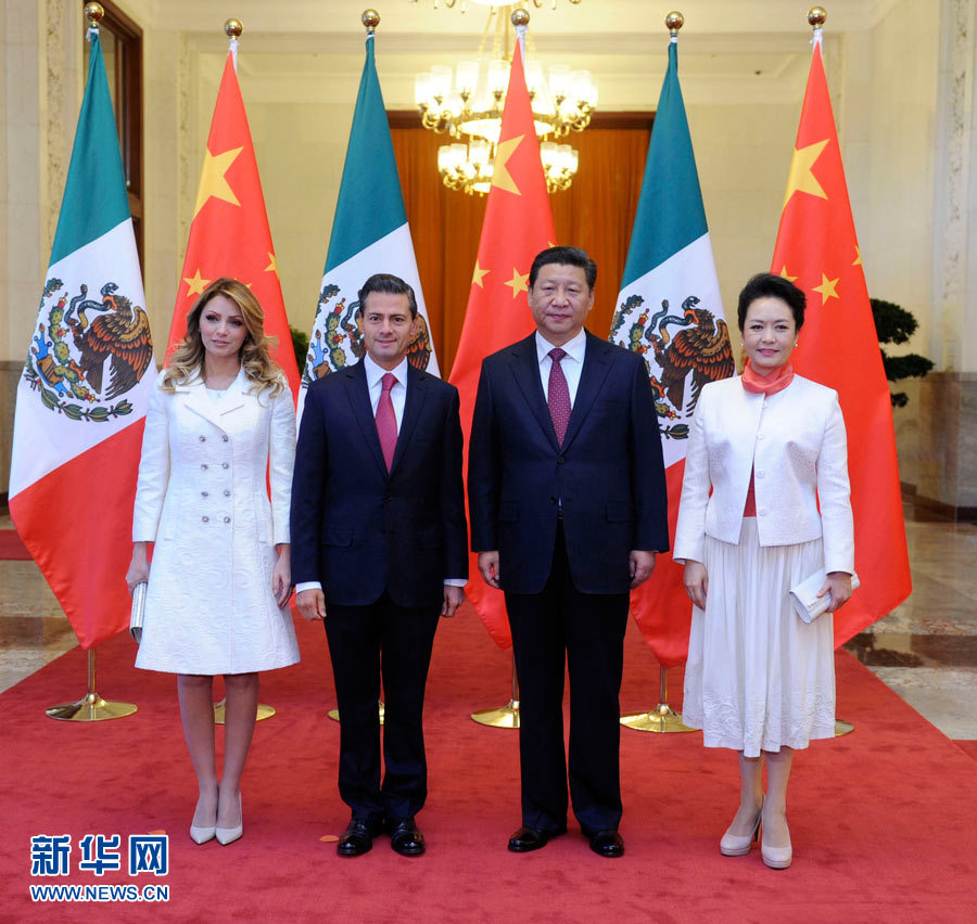 11月13日，國家主席習近平在北京人民大會堂北大廳舉行儀式，歡迎墨西哥總統(tǒng)培尼亞對中國進行國事訪問。這是習近平和夫人彭麗媛同培尼亞夫婦合影。 新華社記者 張鐸 攝