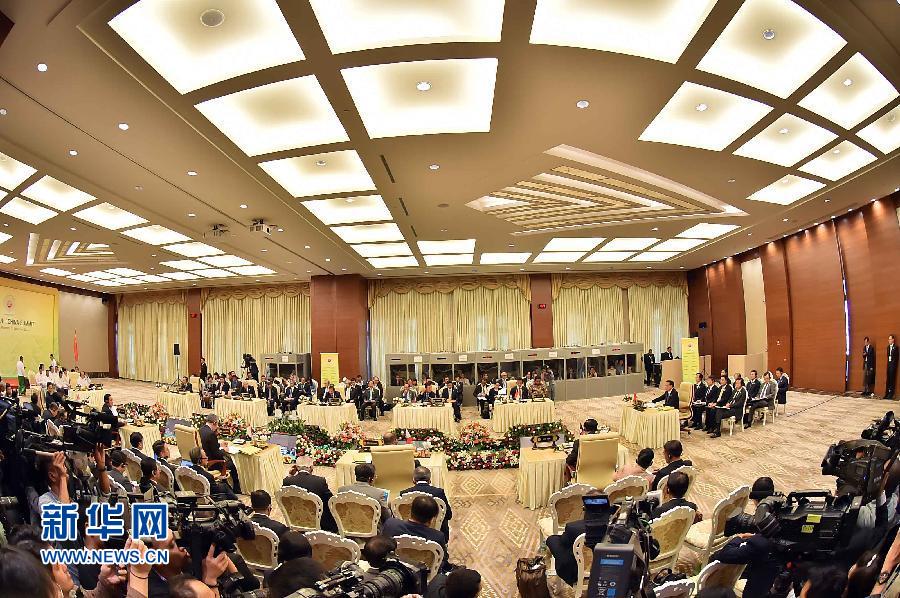 11月13日，中國(guó)國(guó)務(wù)院總理李克強(qiáng)在緬甸內(nèi)比都出席第17次中國(guó)－東盟（10+1）領(lǐng)導(dǎo)人會(huì)議。 新華社記者 李濤 攝