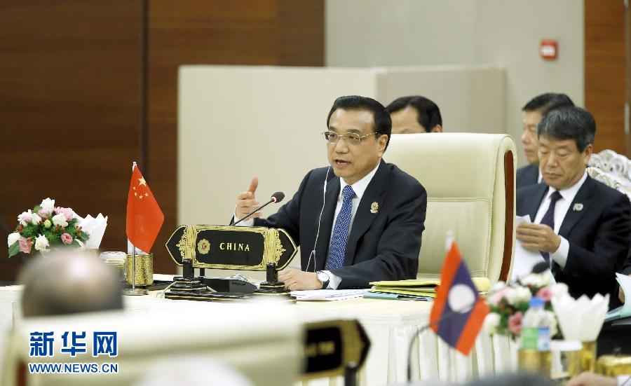 11月13日，中國(guó)國(guó)務(wù)院總理李克強(qiáng)在緬甸內(nèi)比都出席第17次中國(guó)－東盟（10+1）領(lǐng)導(dǎo)人會(huì)議。這是李克強(qiáng)在會(huì)上講話(huà)。 新華社記者 鞠鵬 攝