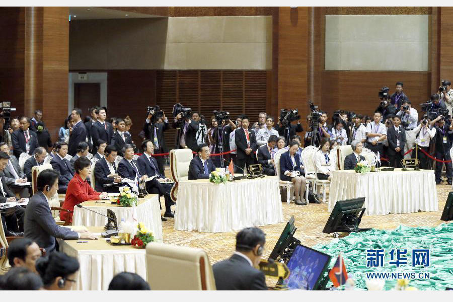 11月13日，中國國務(wù)院總理李克強(qiáng)在緬甸首都內(nèi)比都出席第17次東盟與中日韓（10+3）領(lǐng)導(dǎo)人會議。這是李克強(qiáng)在會議上講話。 新華社記者 鞠鵬 攝