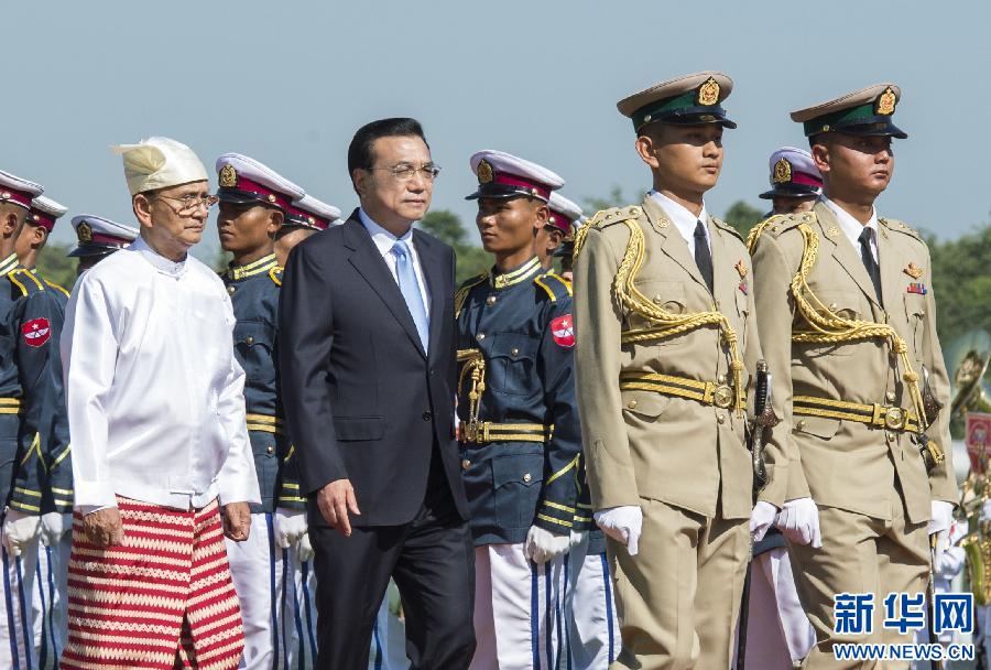 11月14日，國務(wù)院總理李克強在內(nèi)比都同緬甸總統(tǒng)吳登盛舉行會談。這是會談前，吳登盛在緬甸總統(tǒng)府前廣場為李克強舉行隆重的歡迎儀式。新華社記者 王曄 攝
