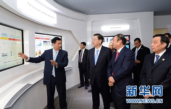 11月26日，正在墨西哥進行正式友好訪問的全國人大常委會委員長張德江在墨西哥城視察華為公司拉美北地區(qū)部。 新華社記者劉建生攝