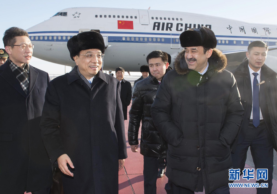  12月14日，應(yīng)哈薩克斯坦共和國總理馬西莫夫邀請，國務(wù)院總理李克強乘專機抵達阿斯塔納國際機場，開始對哈薩克斯坦進行正式訪問，舉行中哈總理第二次定期會晤，并出席上海合作組織成員國政府首腦理事會第十三次會議。這是馬西莫夫到機場迎接李克強。新華社記者 黃敬文 攝 