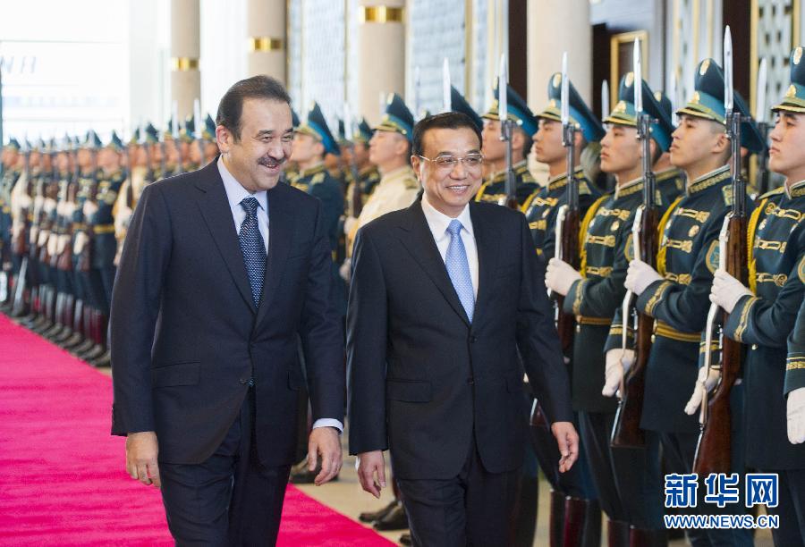 12月14日，應(yīng)哈薩克斯坦共和國總理馬西莫夫邀請，國務(wù)院總理李克強乘專機抵達阿斯塔納國際機場，開始對哈薩克斯坦進行正式訪問，舉行中哈總理第二次定期會晤，并出席上海合作組織成員國政府首腦理事會第十三次會議。馬西莫夫到機場迎接李克強，并舉行隆重的歡迎儀式。新華社記者 黃敬文 攝