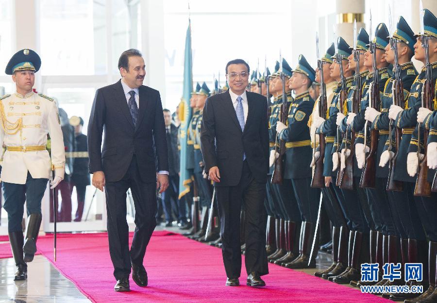 12月14日，應(yīng)哈薩克斯坦共和國總理馬西莫夫邀請，國務(wù)院總理李克強乘專機抵達阿斯塔納國際機場，開始對哈薩克斯坦進行正式訪問，舉行中哈總理第二次定期會晤，并出席上海合作組織成員國政府首腦理事會第十三次會議。馬西莫夫到機場迎接李克強，并舉行隆重的歡迎儀式。新華社記者 黃敬文 攝