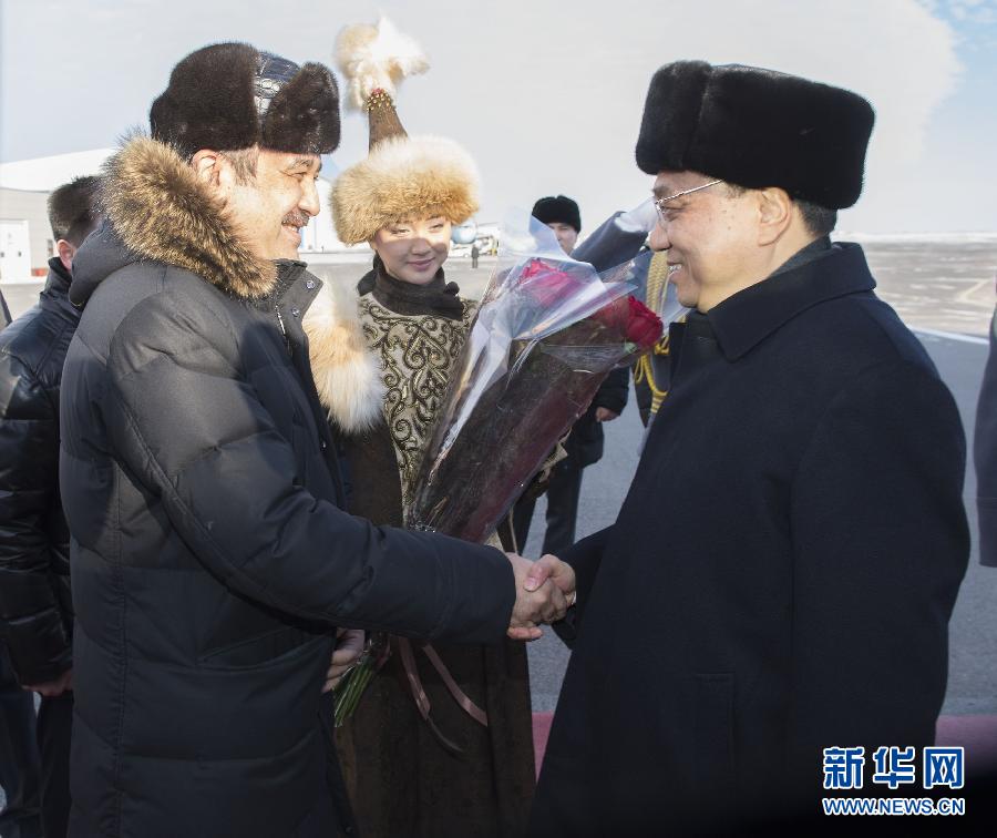 12月14日，應(yīng)哈薩克斯坦共和國總理馬西莫夫邀請，國務(wù)院總理李克強乘專機抵達阿斯塔納國際機場，開始對哈薩克斯坦進行正式訪問，舉行中哈總理第二次定期會晤，并出席上海合作組織成員國政府首腦理事會第十三次會議。這是馬西莫夫到機場迎接李克強。新華社記者 黃敬文 攝