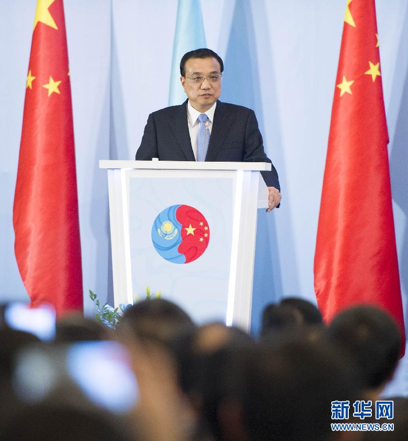  12月14日，國務(wù)院總理李克強(qiáng)在阿斯塔納同哈薩克斯坦總理馬西莫夫共同出席中哈企業(yè)家委員會第二次會議。這是李克強(qiáng)總理在會議上致辭。新華社記者 黃敬文 攝 