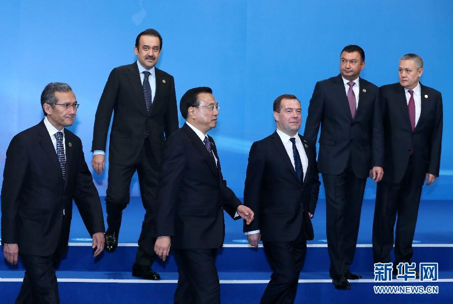 12月15日，中國(guó)國(guó)務(wù)院總理李克強(qiáng)在阿斯塔納出席上海合作組織成員國(guó)政府首腦理事會(huì)第十三次會(huì)議。這是與會(huì)領(lǐng)導(dǎo)人集體合影后走向會(huì)場(chǎng)。新華社記者 龐興雷 攝 