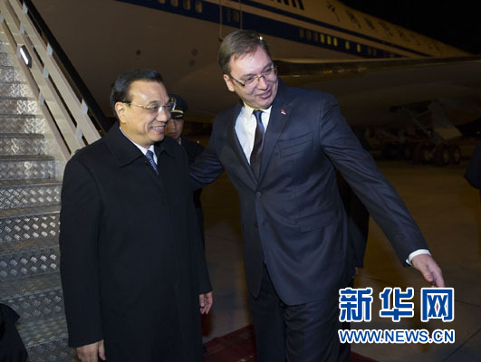 12月15日，國務(wù)院總理李克強抵達貝爾格萊德，出席中國－中東歐國家領(lǐng)導(dǎo)人會晤并正式訪問塞爾維亞，塞爾維亞總理武契奇到機場迎接。新華社記者 黃敬文 攝