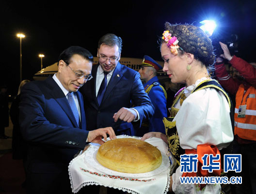 12月15日，國務(wù)院總理李克強抵達貝爾格萊德，出席中國－中東歐國家領(lǐng)導(dǎo)人會晤并正式訪問塞爾維亞，塞爾維亞總理武契奇到機場迎接。新華社記者 饒愛民 攝
