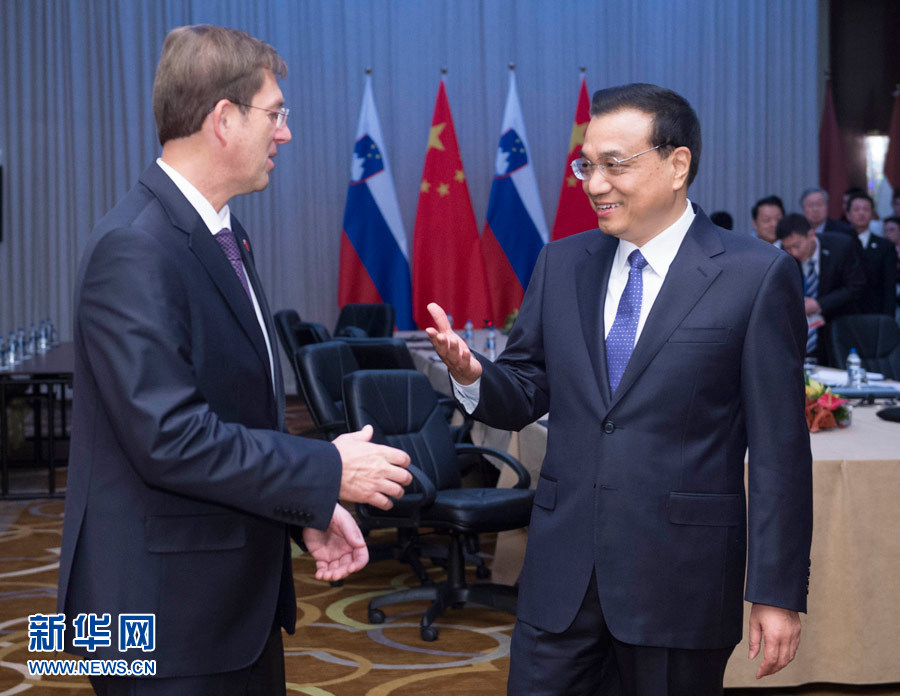 12月16日，中國國務(wù)院總理李克強在貝爾格萊德會見斯洛文尼亞總理采拉爾。 新華社記者黃敬文攝