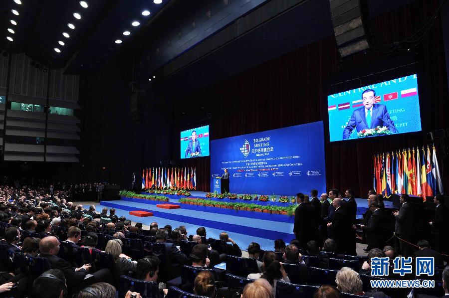 12月16日，國務(wù)院總理李克強在貝爾格萊德與中東歐國家領(lǐng)導(dǎo)人共同出席中國－中東歐國家第四屆經(jīng)貿(mào)論壇開幕式并致辭。 新華社記者 饒愛民攝 