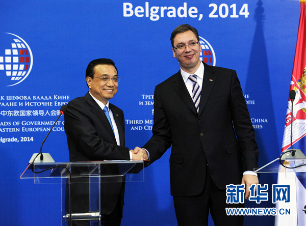 12月16日，國務(wù)院總理李克強(qiáng)在貝爾格萊德出席第三次中國-中東歐國家領(lǐng)導(dǎo)人會晤后，與塞爾維亞總理武契奇共同會見記者。 新華社記者饒愛民 攝