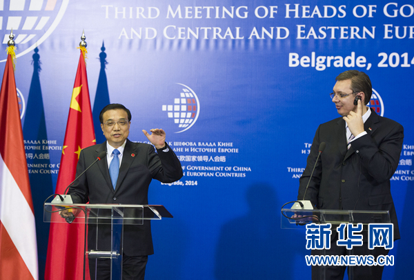 12月16日，國務(wù)院總理李克強(qiáng)在貝爾格萊德出席第三次中國-中東歐國家領(lǐng)導(dǎo)人會晤后，與塞爾維亞總理武契奇共同會見記者。 新華社記者黃敬文 攝