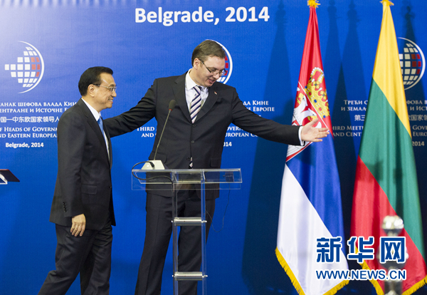 12月16日，國務(wù)院總理李克強(qiáng)在貝爾格萊德出席第三次中國-中東歐國家領(lǐng)導(dǎo)人會晤后，與塞爾維亞總理武契奇共同會見記者。 新華社記者黃敬文 攝