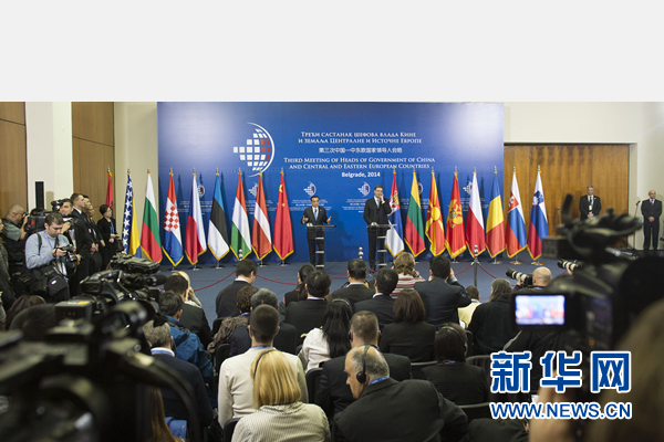 12月16日，國務(wù)院總理李克強(qiáng)在貝爾格萊德出席第三次中國-中東歐國家領(lǐng)導(dǎo)人會晤后，與塞爾維亞總理武契奇共同會見記者。 新華社記者黃敬文 攝