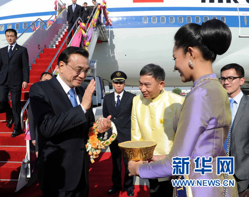 12月19日，中國國務(wù)院總理李克強(qiáng)抵達(dá)曼谷，出席大湄公河次區(qū)域經(jīng)濟(jì)合作領(lǐng)導(dǎo)人第五次會(huì)議。新華社記者饒愛民攝