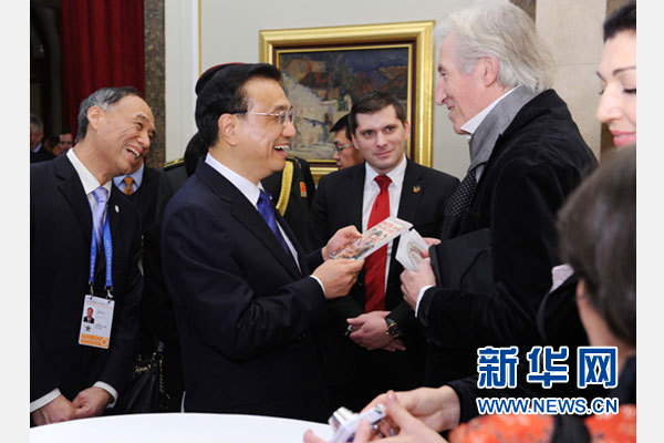 12月18日，中國(guó)國(guó)務(wù)院總理李克強(qiáng)在貝爾格萊德市政廳接受&ldquo;貝爾格萊德榮譽(yù)市民&rdquo;證書(shū)，塞爾維亞總理武契奇陪同出席。隨后，李克強(qiáng)同塞各界知名人士親切會(huì)見(jiàn)并互動(dòng)交流。這是李克強(qiáng)同電影《瓦爾特保衛(wèi)薩拉熱窩》的演員薩馬爾季奇親切交談。新華社記者 饒愛(ài)民 攝