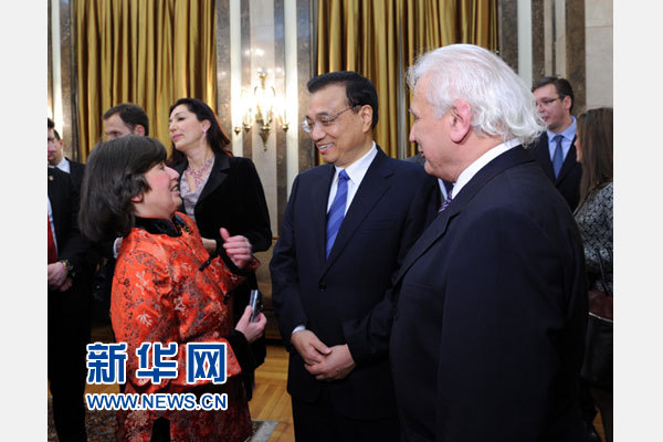 12月18日，中國(guó)國(guó)務(wù)院總理李克強(qiáng)在貝爾格萊德市政廳接受&ldquo;貝爾格萊德榮譽(yù)市民&rdquo;證書(shū)，塞爾維亞總理武契奇陪同出席。隨后，李克強(qiáng)同塞各界知名人士親切會(huì)見(jiàn)并互動(dòng)交流。這是李克強(qiáng)同漢學(xué)家波普&mdash;采尼奇夫婦親切交談。新華社記者 饒愛(ài)民 攝