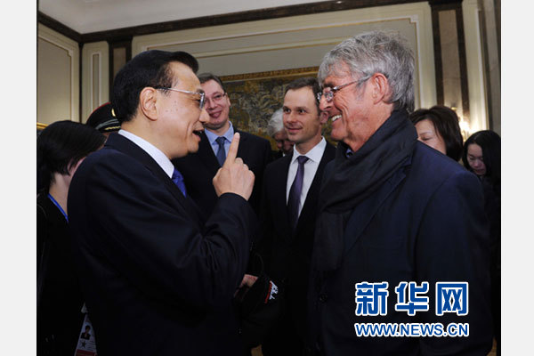 12月18日，中國(guó)國(guó)務(wù)院總理李克強(qiáng)在貝爾格萊德市政廳接受&ldquo;貝爾格萊德榮譽(yù)市民&rdquo;證書(shū)，塞爾維亞總理武契奇陪同出席。隨后，李克強(qiáng)同塞各界知名人士親切會(huì)見(jiàn)并互動(dòng)交流。這是李克強(qiáng)同著名足球教練米盧蒂諾維奇親切交談。新華社記者 饒愛(ài)民 攝