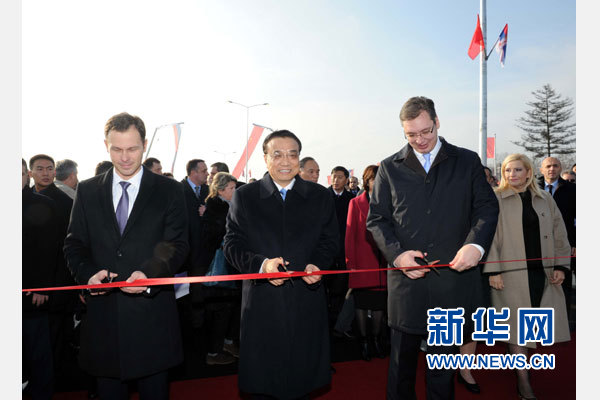 12月18日，中國國務(wù)院總理李克強(qiáng)在貝爾格萊德同塞爾維亞總理武契奇共同出席貝爾格萊德跨多瑙河大橋竣工儀式。這是李克強(qiáng)與武契奇為新建成的大橋剪彩。新華社記者 饒愛民 攝