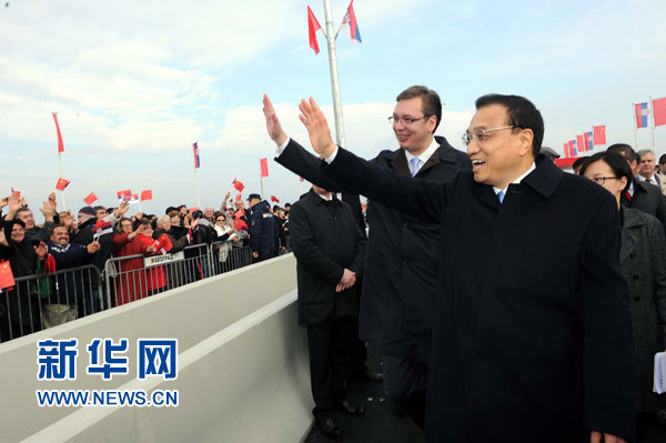 12月18日，中國國務(wù)院總理李克強(qiáng)在貝爾格萊德同塞爾維亞總理武契奇共同出席貝爾格萊德跨多瑙河大橋竣工儀式。這是李克強(qiáng)與武契奇在儀式現(xiàn)場(chǎng)向塞爾維亞群眾揮手致意。新華社記者 饒愛民 攝