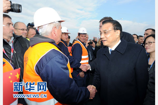 12月18日，中國國務(wù)院總理李克強(qiáng)在貝爾格萊德同塞爾維亞總理武契奇共同出席貝爾格萊德跨多瑙河大橋竣工儀式。這是李克強(qiáng)同大橋建設(shè)者親切交流。新華社記者 饒愛民 攝