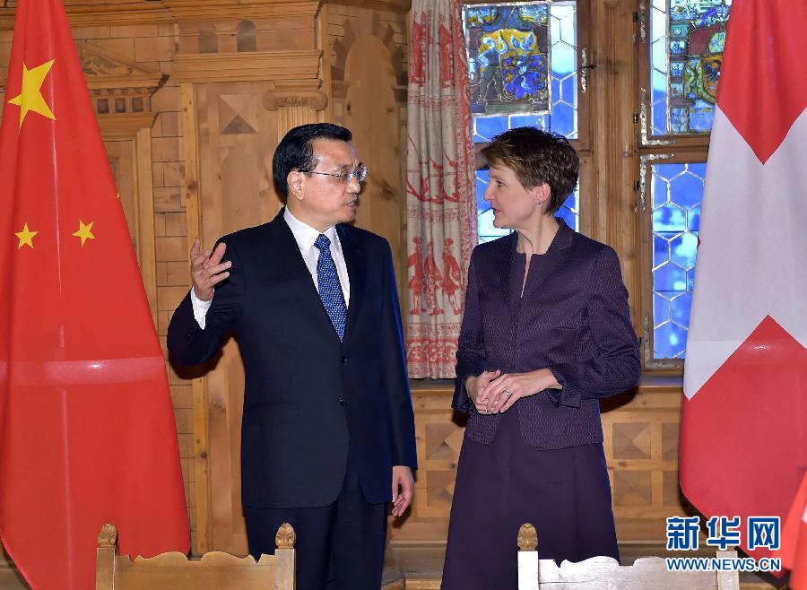 1月21日，國務(wù)院總理李克強(qiáng)在達(dá)沃斯同瑞士聯(lián)邦主席索馬魯加舉行會(huì)談。這是會(huì)談結(jié)束后，李克強(qiáng)與索馬魯加共同出席雙邊金融、食品、藥品、科研、人員往來等領(lǐng)域合作文件簽字儀式。新華社記者 李濤 攝