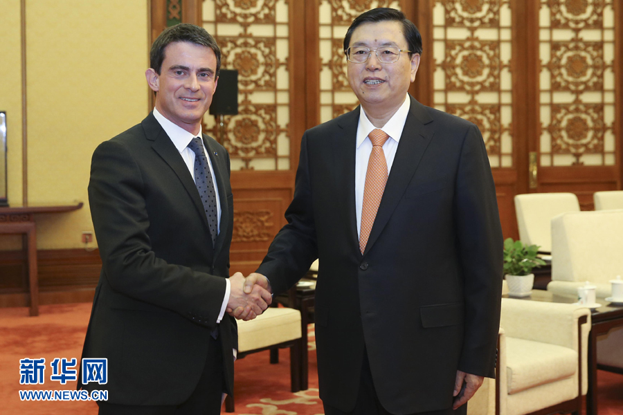 1月30日，全國人大常委會委員長張德江在北京人民大會堂會見法國總理瓦爾斯。 新華社記者丁林 攝 