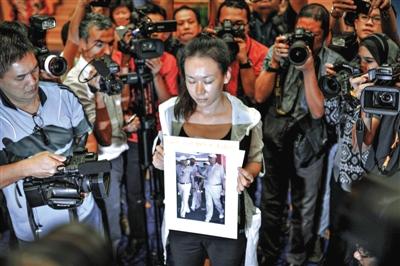 1月29日，在得知即將召開有關(guān)MH370的發(fā)布會(huì)后，一些乘客家屬成員到場(chǎng)。