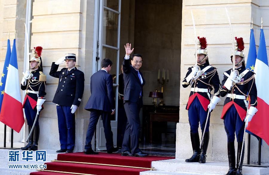 6月30日，中國國務(wù)院總理李克強在巴黎總理府同法國總理瓦爾斯舉行會談。 新華社記者 馬占成 攝