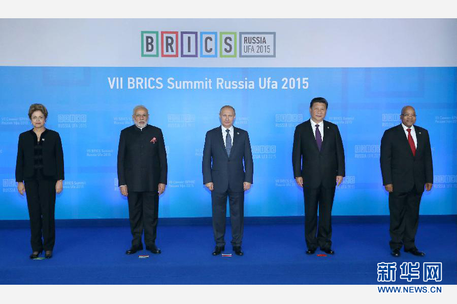 7月9日，金磚國家領(lǐng)導(dǎo)人第七次會(huì)晤在俄羅斯烏法舉行。中國國家主席習(xí)近平、俄羅斯總統(tǒng)普京、巴西總統(tǒng)羅塞夫、印度總理莫迪、南非總統(tǒng)祖馬出席。這是金磚國家領(lǐng)導(dǎo)人集體合影。新華社記者 龐興雷 攝