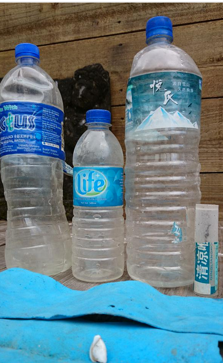 MH370之謎新證據(jù)？留尼汪島現(xiàn)兩馬來礦泉水瓶 一中國藥膏