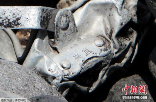 圖為疑似飛機(jī)金屬殘片上刻有中文&ldquo;宜興&rdquo;兩字。