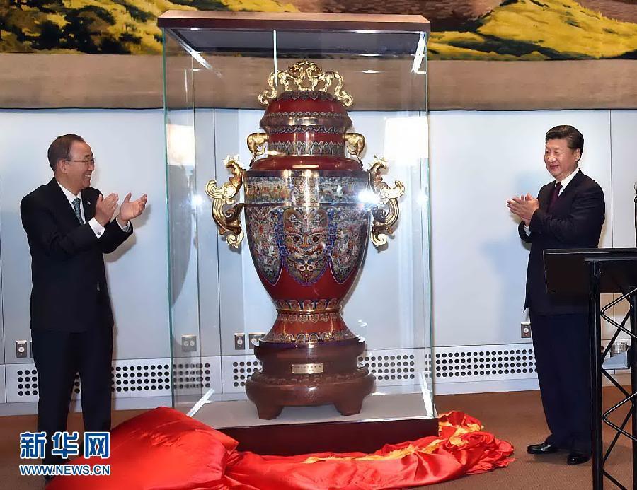 9月27日，國家主席習(xí)近平在紐約出席中國向聯(lián)合國贈送&ldquo;和平尊&rdquo;儀式。聯(lián)合國秘書長潘基文出席。 新華社記者 李濤 攝 