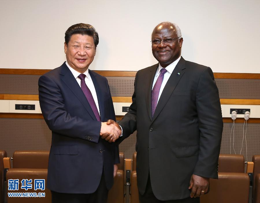 9月27日，國(guó)家主席習(xí)近平在紐約會(huì)見(jiàn)塞拉利昂總統(tǒng)科羅馬。新華社記者 龐興雷 攝 