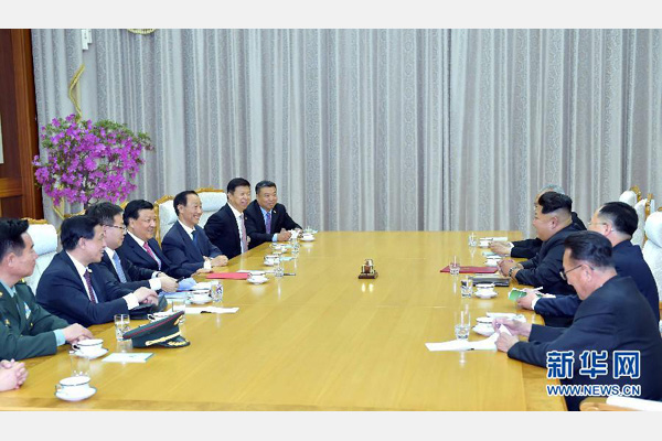 10月9日，中共中央政治局常委、中央書記處書記劉云山在平壤百花園迎賓館會見朝鮮勞動黨第一書記金正恩。 新華社記者 李濤 攝 