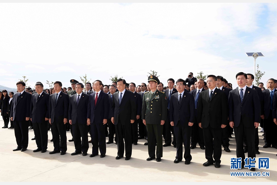 10月11日，中共中央政治局常委、中央書記處書記劉云山專程趕赴安州祭掃中國人民志愿軍烈士陵園，向中國人民志愿軍烈士敬獻花籃并默哀。 新華社記者 饒愛民 攝