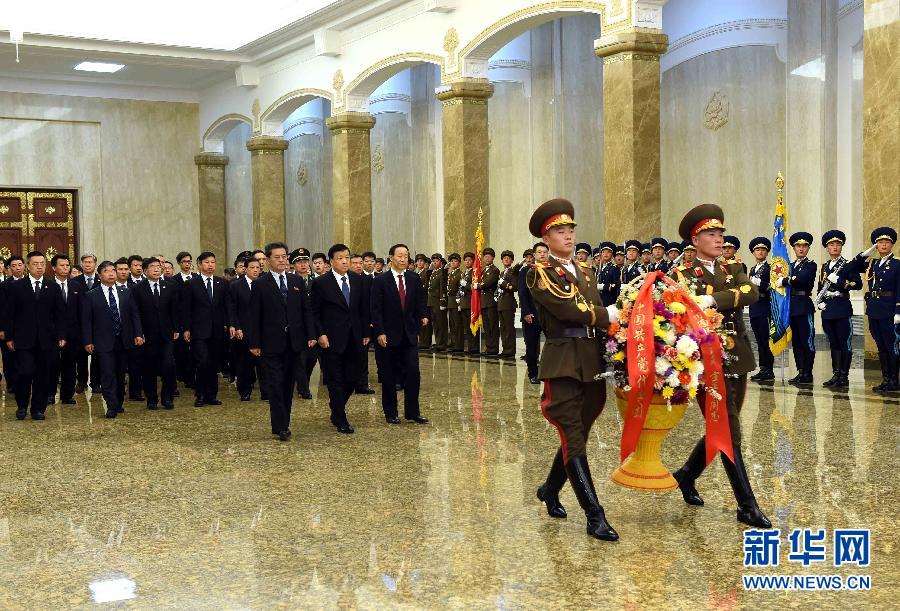 10月11日，中共中央政治局常委、中央書記處書記劉云山前往錦繡山太陽宮，向金日成主席和金正日總書記塑像敬獻花籃。 新華社記者饒愛民攝