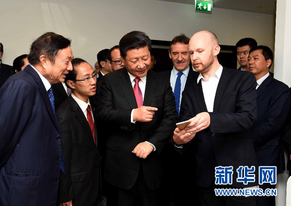 10月21日，國家主席習近平在倫敦參觀華為英國公司。 新華社記者 饒愛民 攝