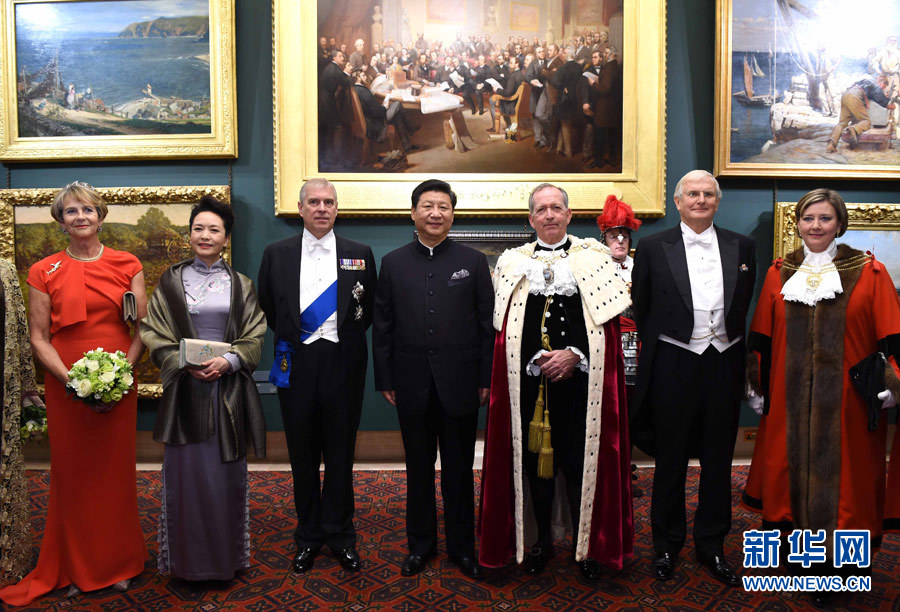 當?shù)貢r間10月21日，國家主席習近平在倫敦金融城市政廳發(fā)表題為《共倡開放包容共促和平發(fā)展》的重要演講。這是習近平和夫人彭麗媛同嘉賓合影。 新華社記者 饒愛民 攝