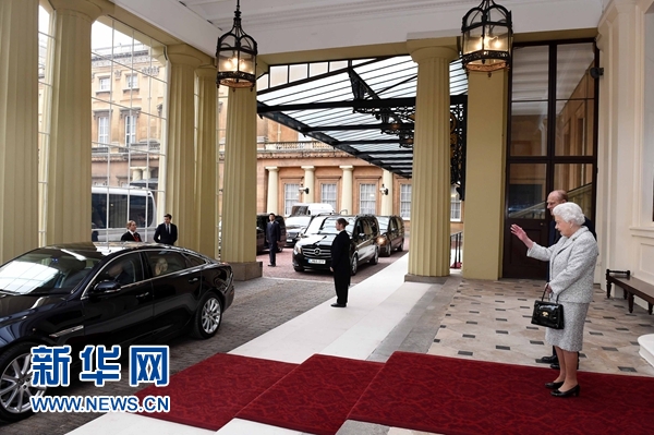 10月22日，國(guó)家主席習(xí)近平和夫人彭麗媛離開(kāi)白金漢宮。離開(kāi)前，英國(guó)女王伊麗莎白二世和丈夫菲利普親王專門前來(lái)同習(xí)近平夫婦親切話別。新華社記者 饒愛(ài)民 攝 