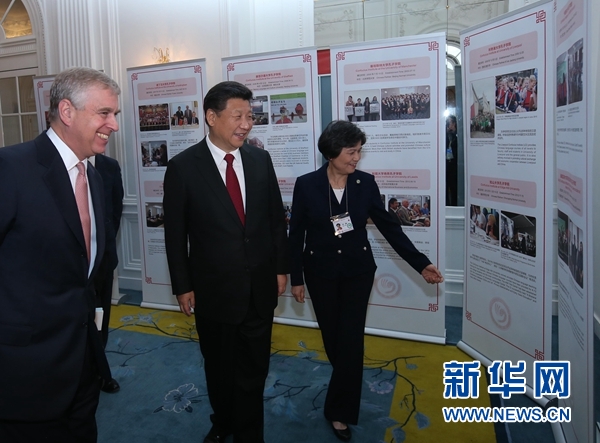 10月22日，國家主席習(xí)近平在倫敦出席全英孔子學(xué)院和孔子課堂年會開幕式。這是習(xí)近平參觀全英孔子學(xué)院和孔子課堂成果圖片展。 新華社記者 龐興雷 攝