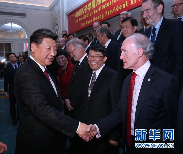 10月22日，國家主席習(xí)近平在倫敦出席全英孔子學(xué)院和孔子課堂年會開幕式。這是習(xí)近平同參加開幕式的嘉賓親切交談。 新華社記者 龐興雷 攝 