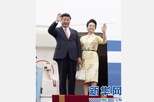 11月5日，中共中央總書記、國(guó)家主席習(xí)近平抵達(dá)越南首都河內(nèi)，開始對(duì)越南進(jìn)行國(guó)事訪問。這是習(xí)近平和夫人彭麗媛步出艙門向歡迎人群揮手致意。新華社記者 李學(xué)仁 攝