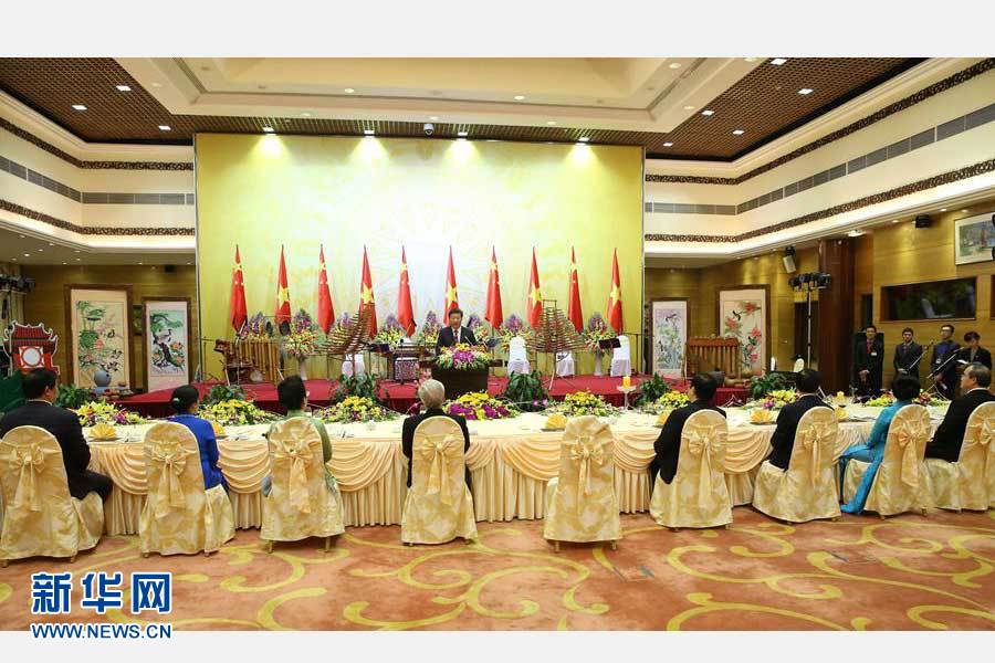 11月5日，中共中央總書(shū)記、國(guó)家主席習(xí)近平和夫人彭麗媛出席越共中央總書(shū)記阮富仲和越南國(guó)家主席張晉創(chuàng)在河內(nèi)國(guó)際會(huì)議中心舉行的盛大歡迎晚宴。新華社記者 龐興雷 攝 