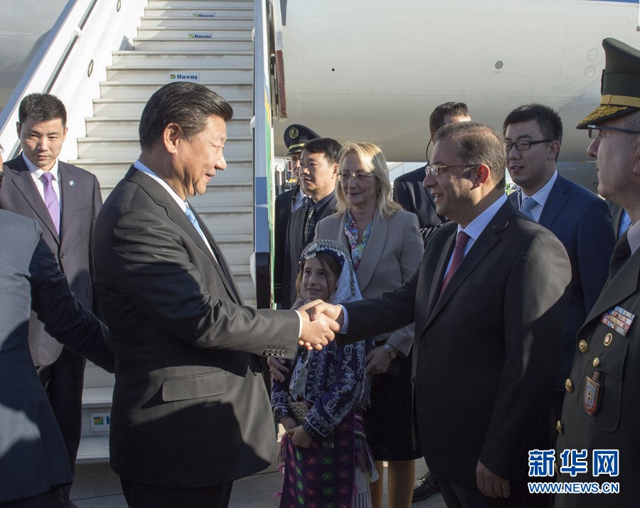  11月14日，國家主席習(xí)近平抵達土耳其安塔利亞，應(yīng)土耳其共和國總統(tǒng)埃爾多安邀請，出席二十國集團領(lǐng)導(dǎo)人第十次峰會。土耳其高級官員到機場迎接習(xí)近平主席一行。新華社記者 李學(xué)仁 攝 